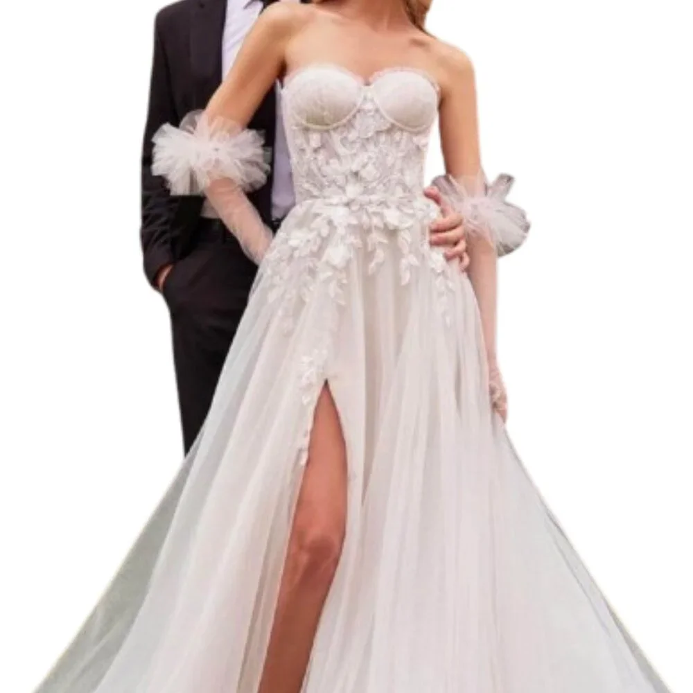 Ladivine CD859W Bridal Dress White size 4